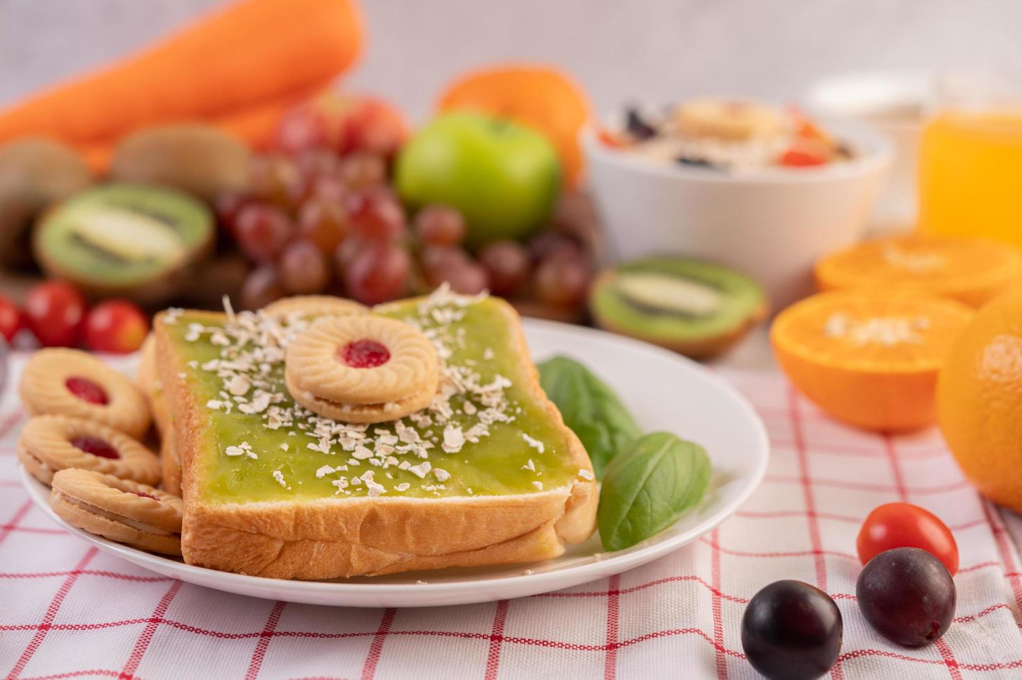 pane ricoperto di crema pandan e farcito con dolce foto