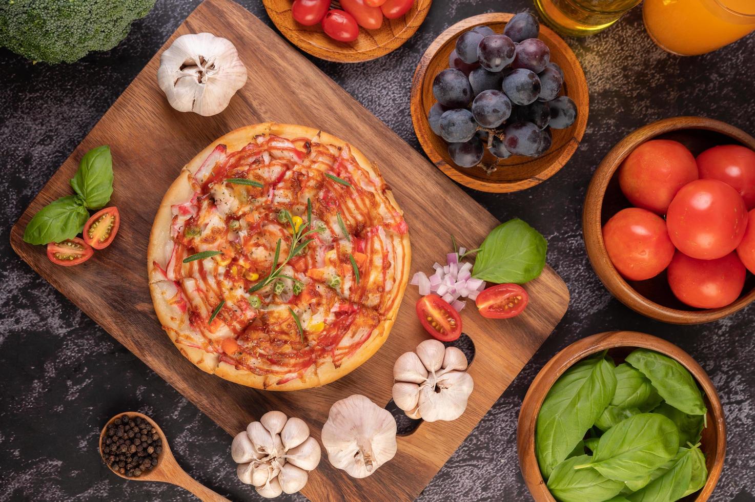 pizza fatta in casa con ingredienti foto