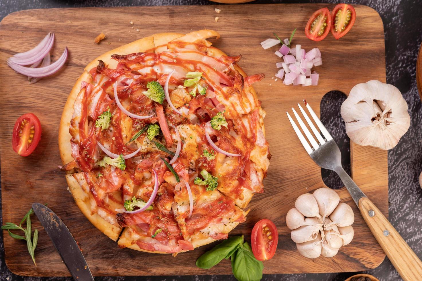 pizza fatta in casa con ingredienti foto