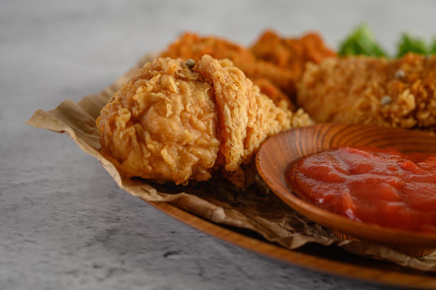 pollo fritto croccante con salsa foto