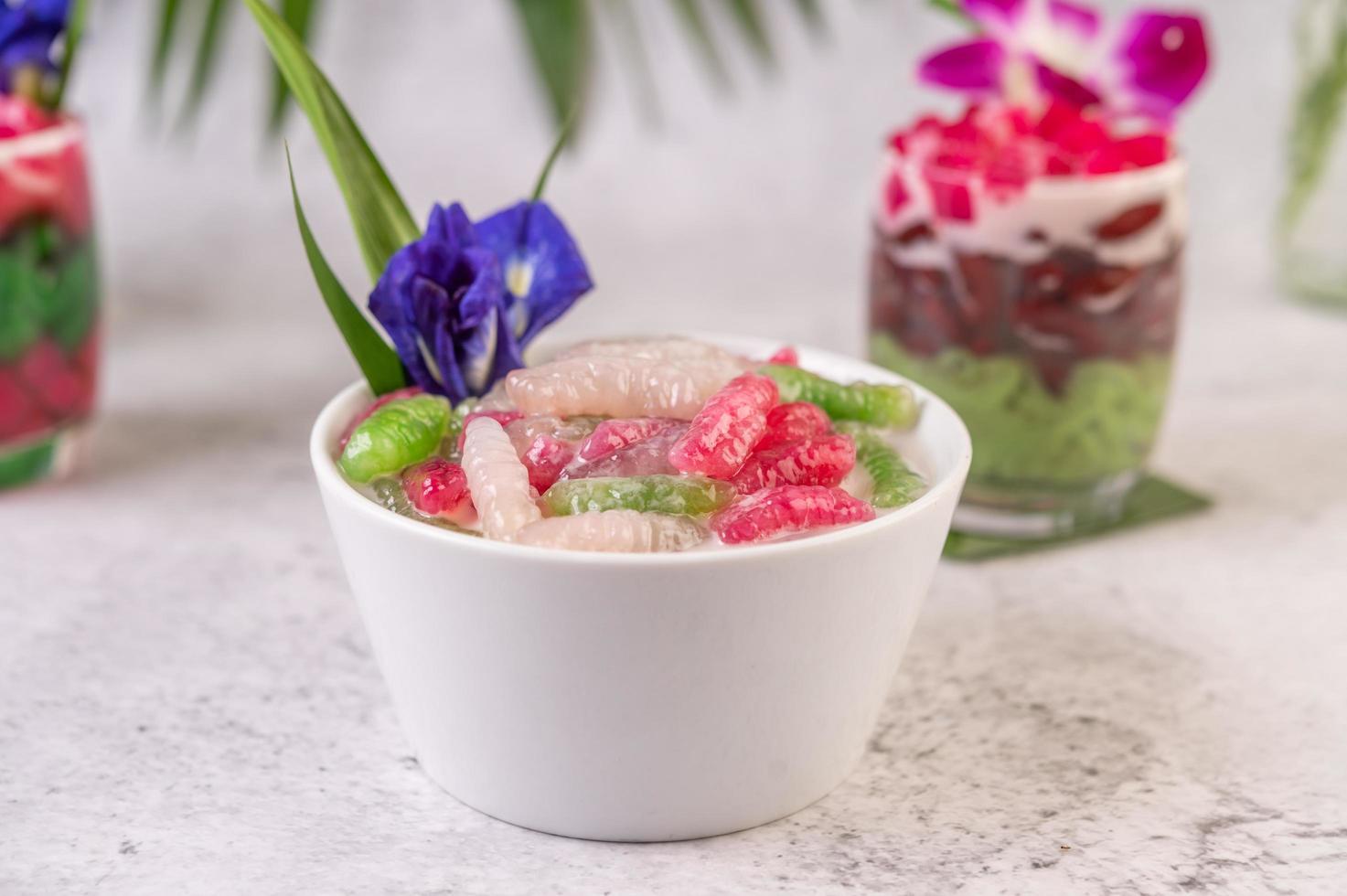 dessert in stile tailandese su sfondo tropicale foto