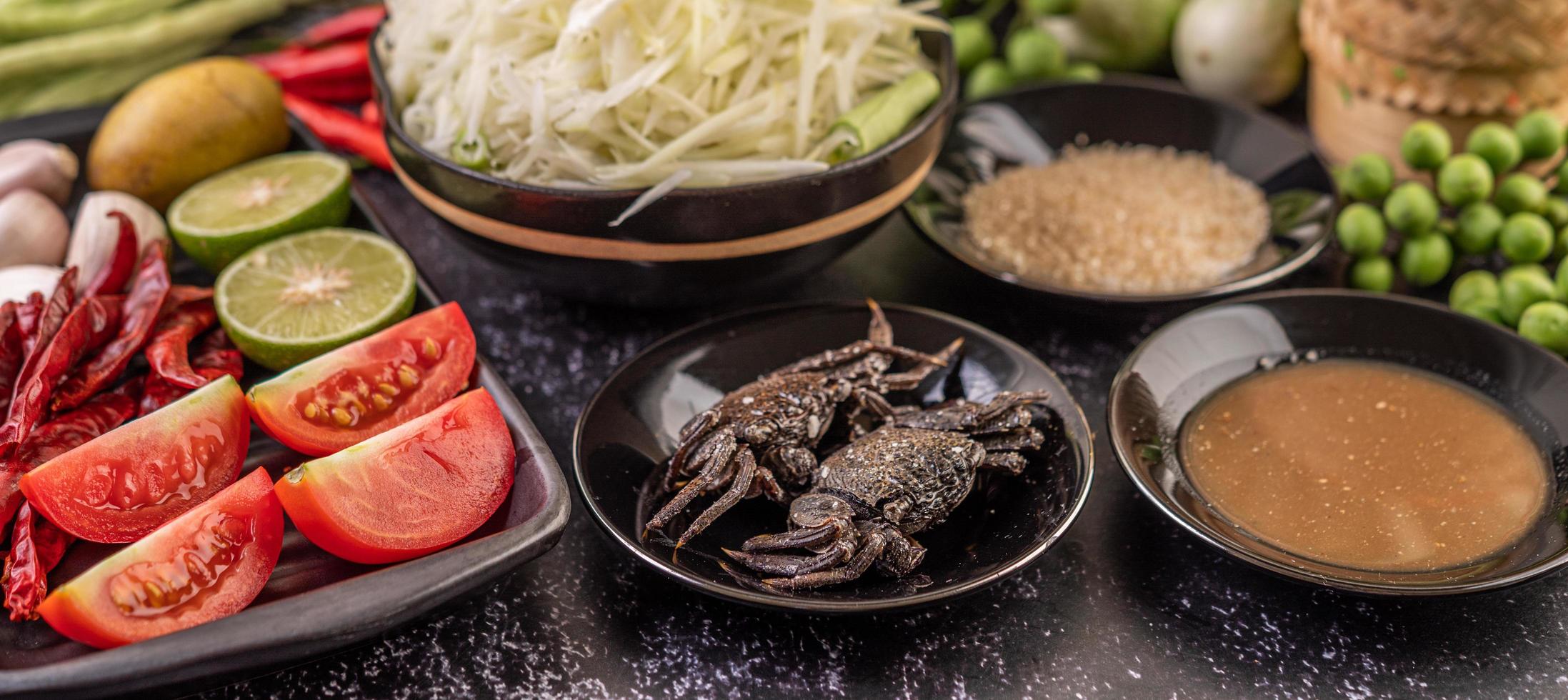 ingredienti per insalata di papaya con pesce fermentato foto