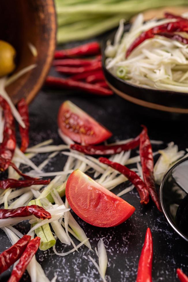 ingredienti per insalata di papaya con pesce fermentato foto