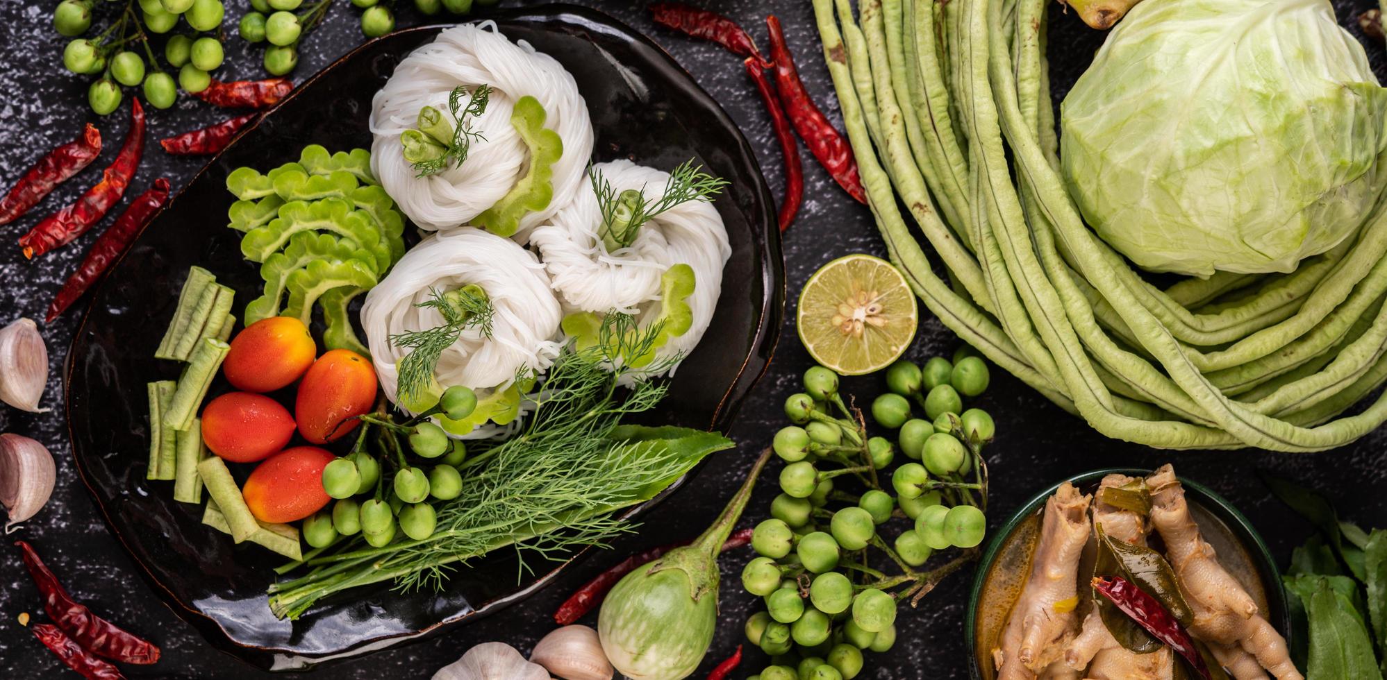 spaghetti di riso con fagioli, pomodori, melone e peperoncini foto