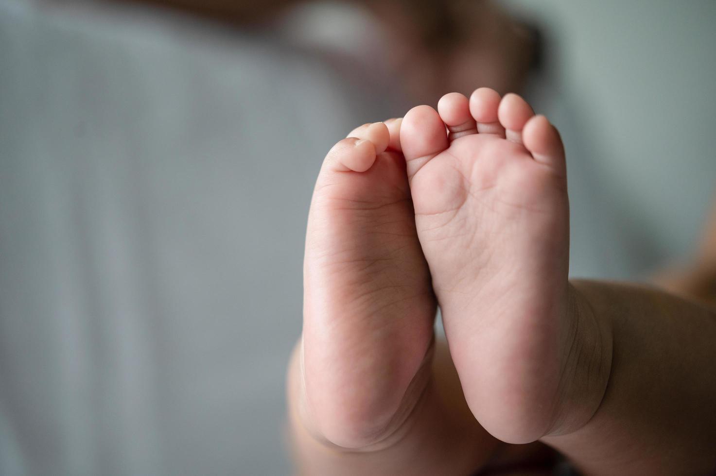 primo piano dei piedi del bambino foto