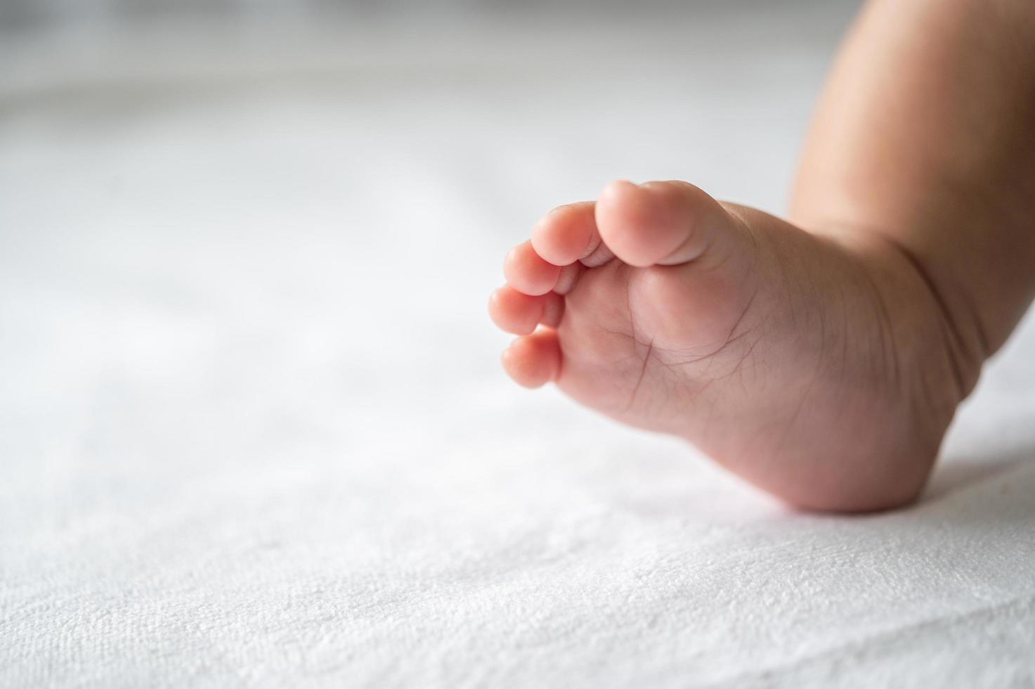 primo piano dei piedi del bambino foto