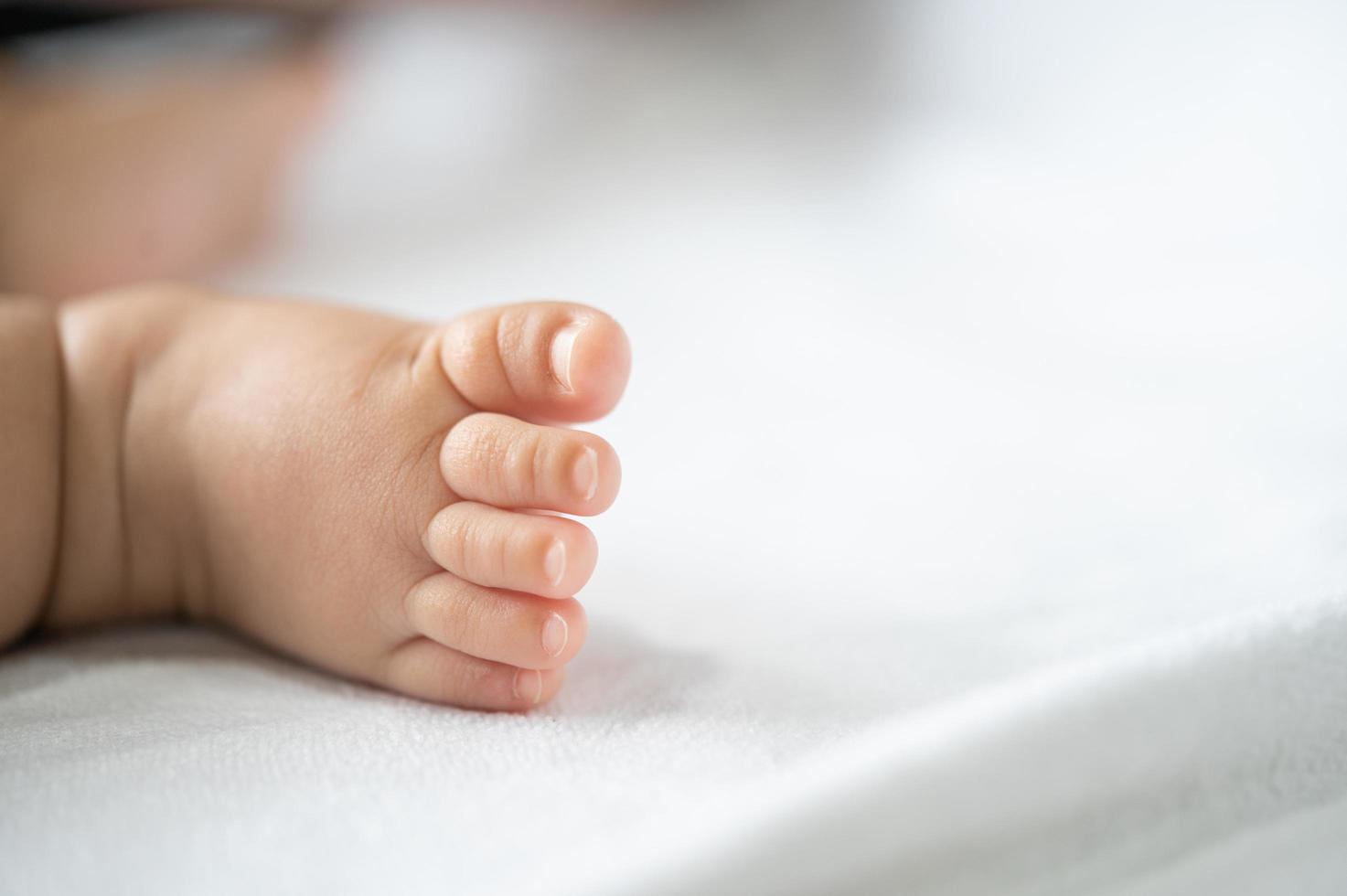 primo piano dei piedi del bambino foto