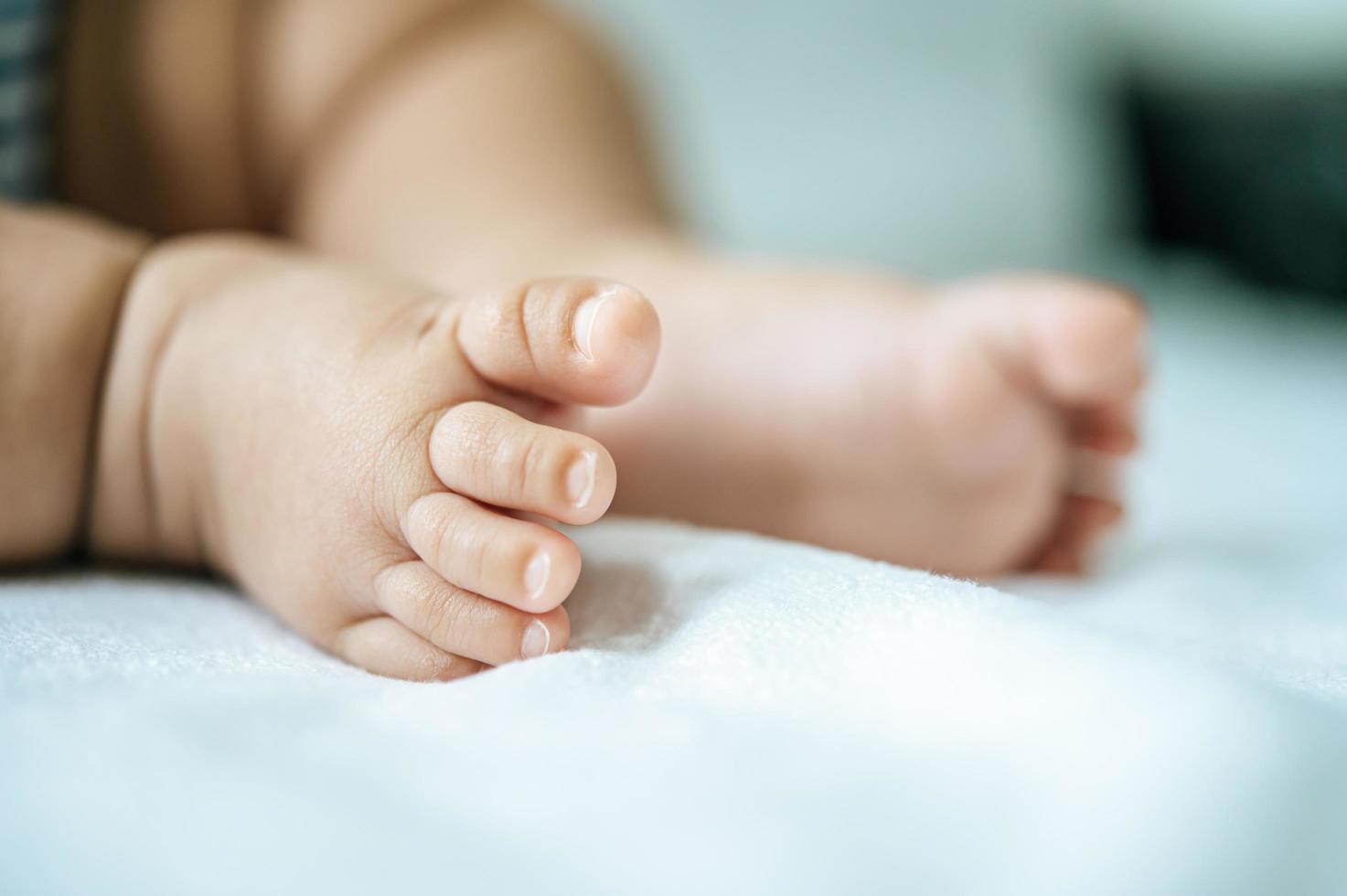 primo piano dei piedi del bambino foto