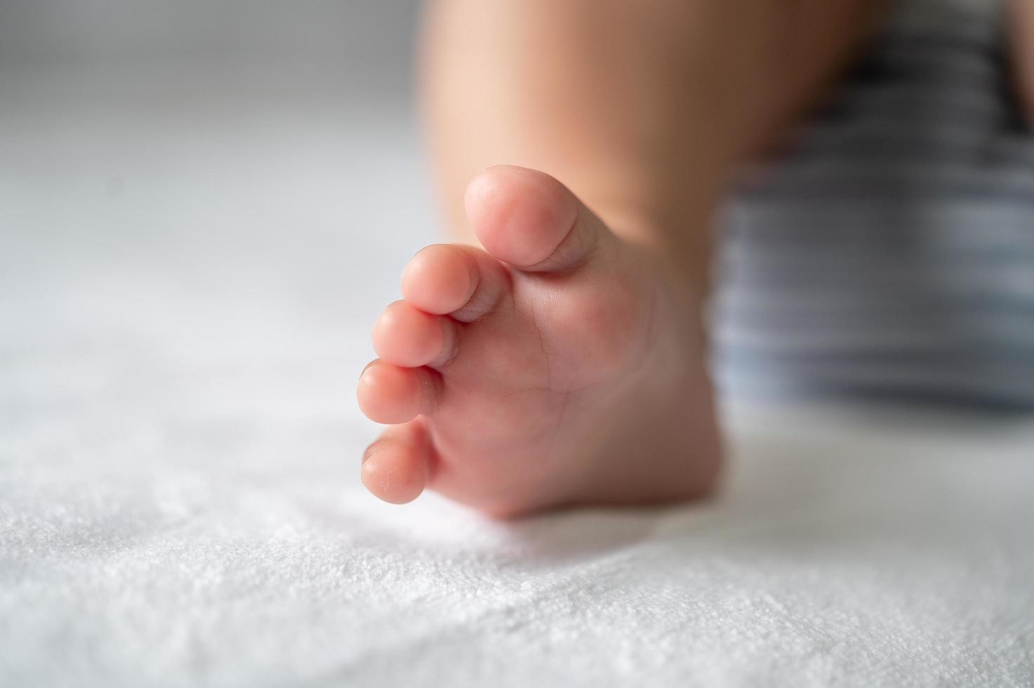 primo piano dei piedi del bambino foto