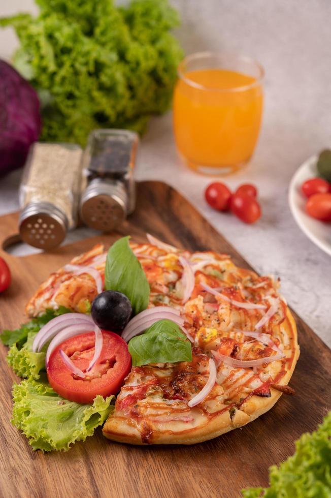 pizza fatta in casa su un tagliere foto