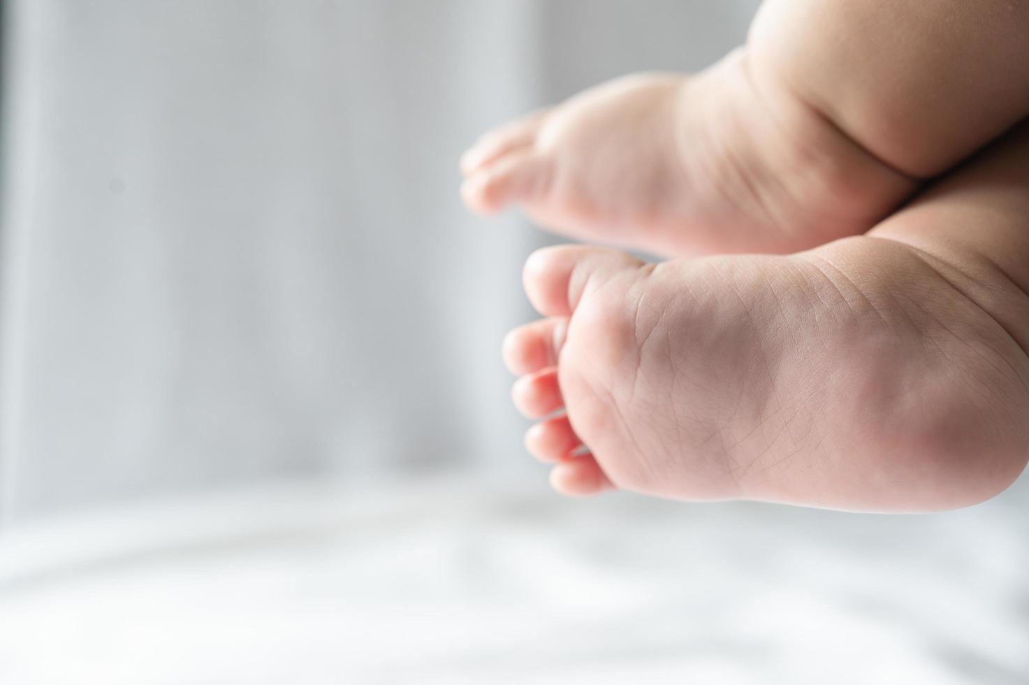 primo piano dei piedi del bambino foto