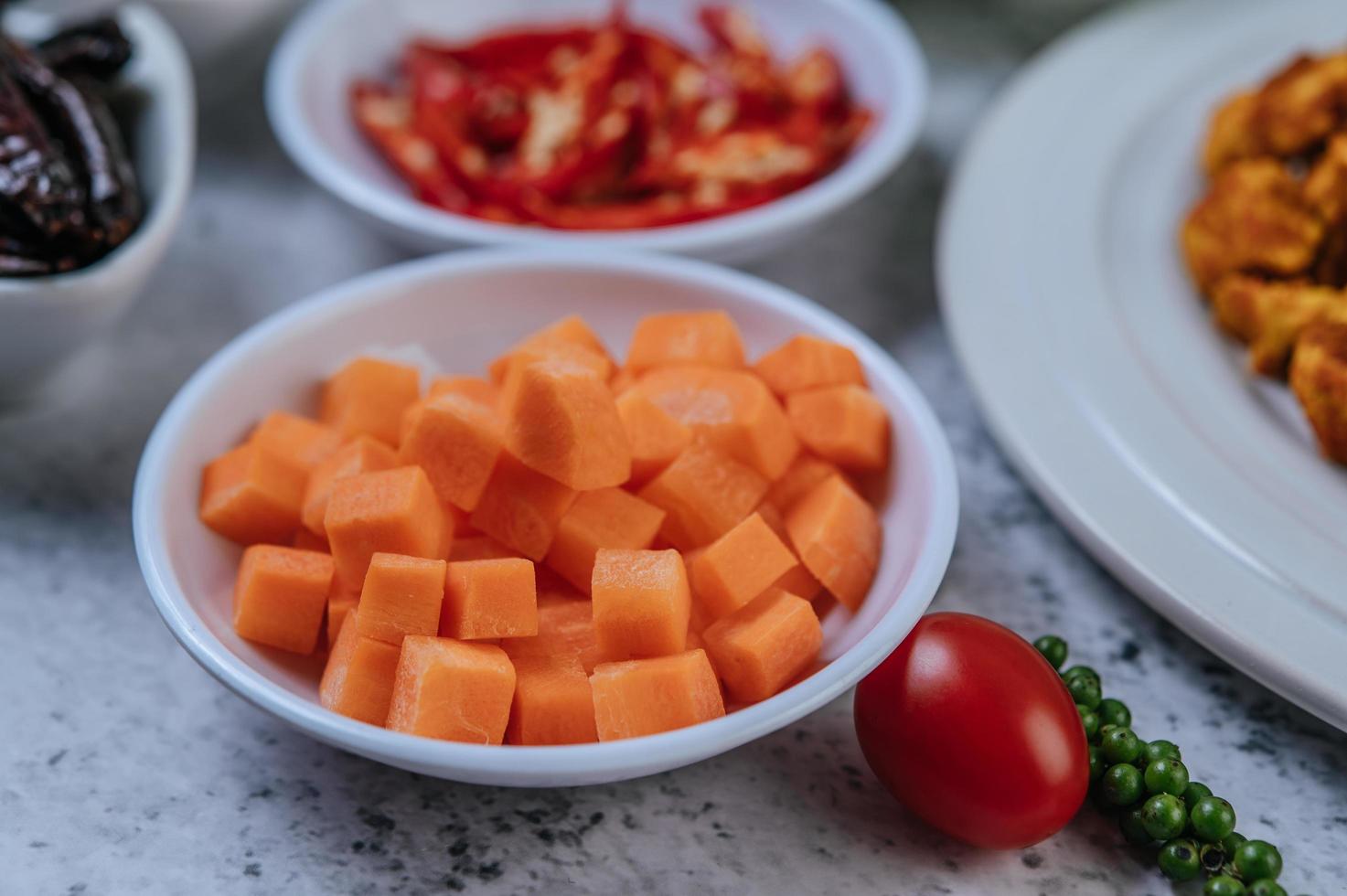 carote con pomodori e semi di peperone fresco foto