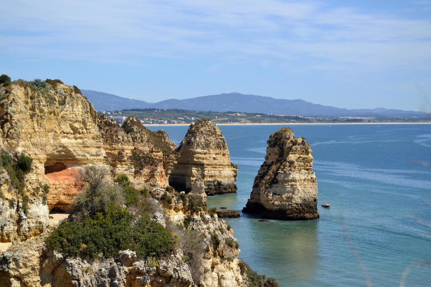 la costa in una giornata di sole foto