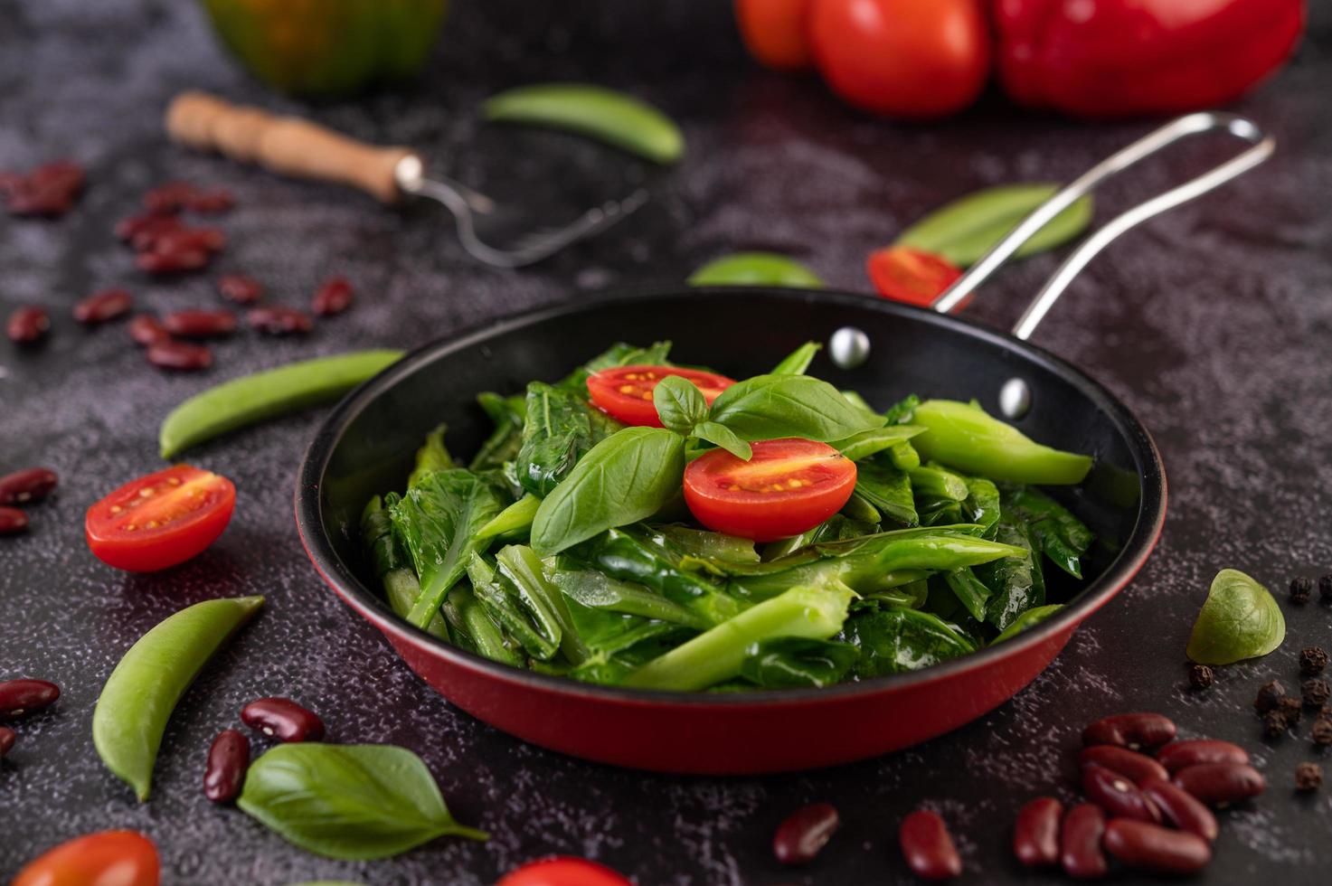 cavolo nero saltato in padella in salsa di ostriche. foto