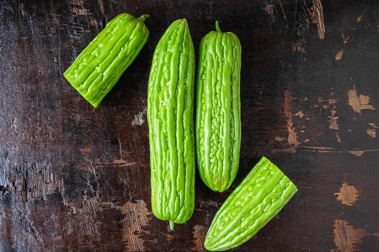 zucche verdi su uno sfondo di legno scuro foto