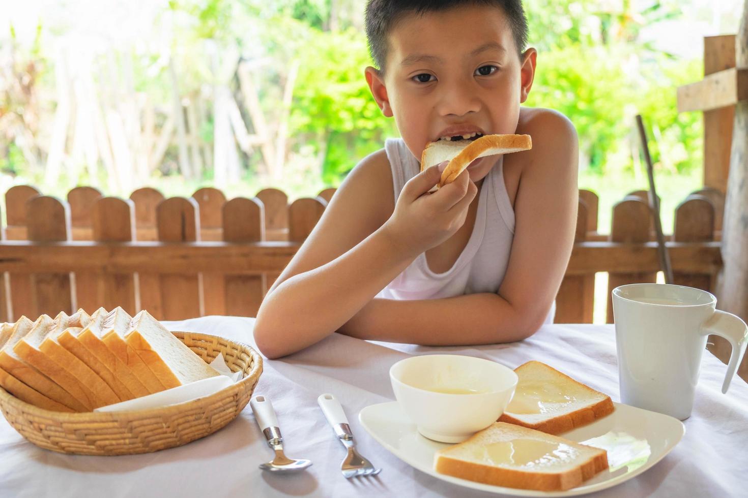 ragazzo che mangia colazione foto