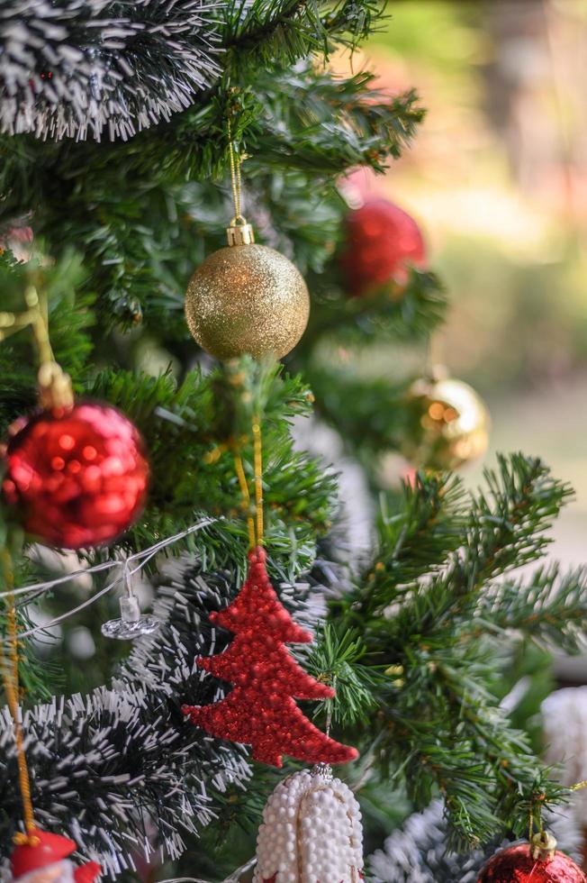 primo piano di un albero di Natale decorato foto