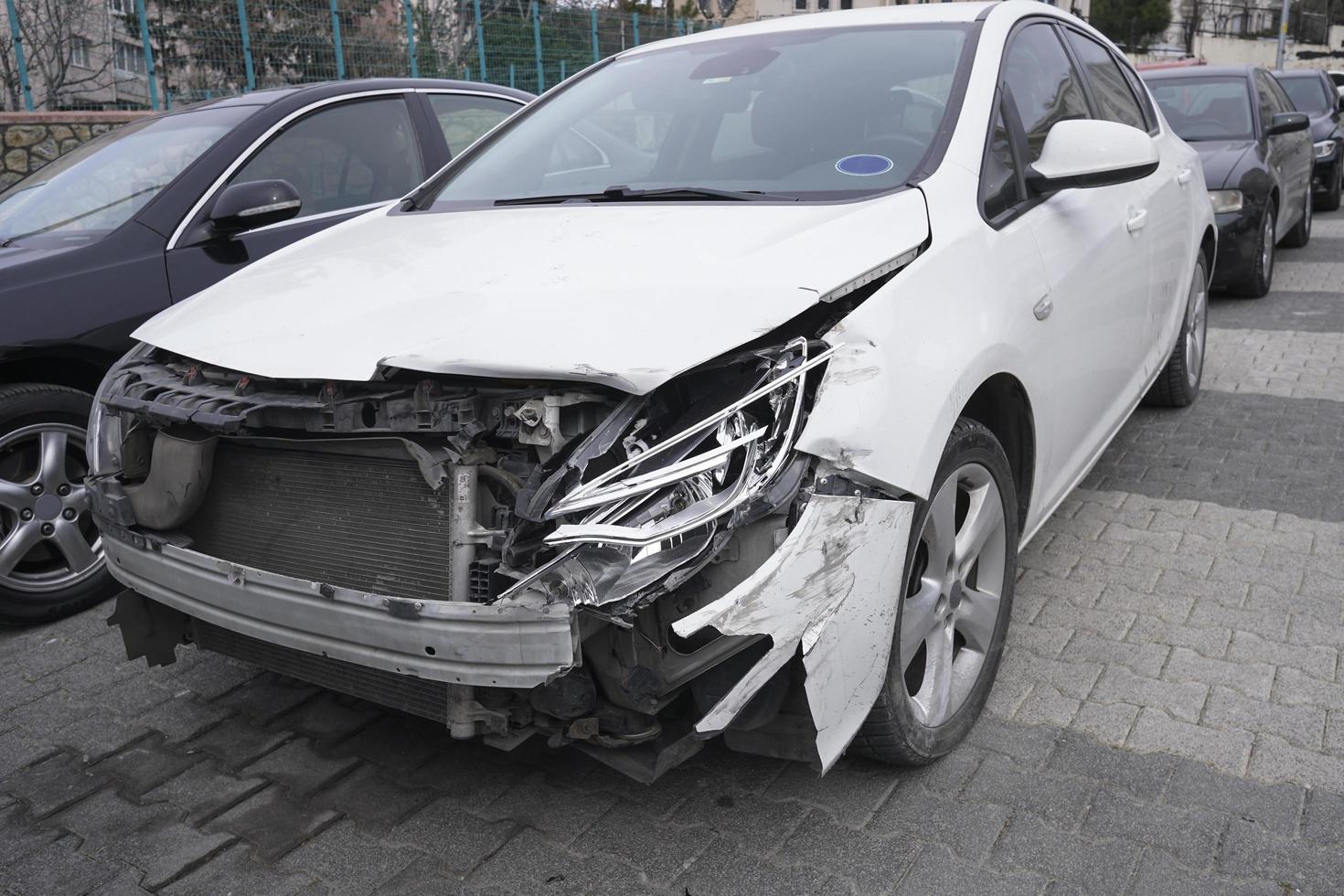 si è schiantato auto bianca in strada foto