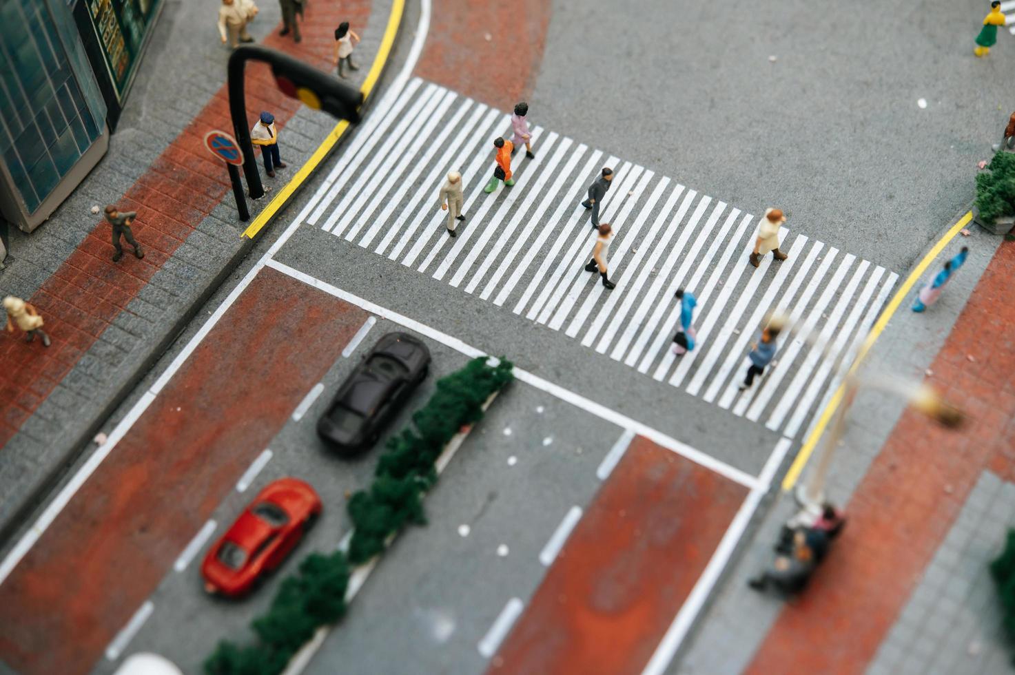 persone di strada con tilt shift in miniatura foto