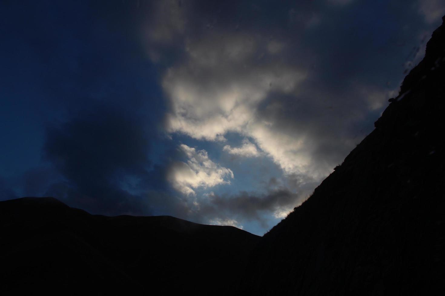 luce del sole sulle montagne foto