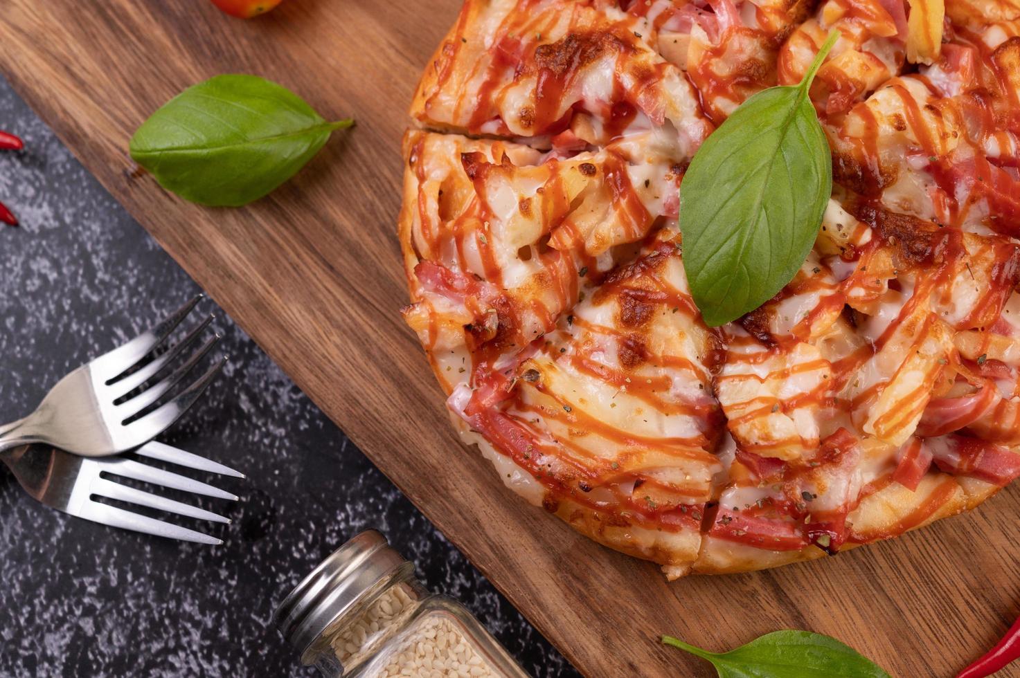 vista dall'alto della pizza peperoncino e pomodori foto