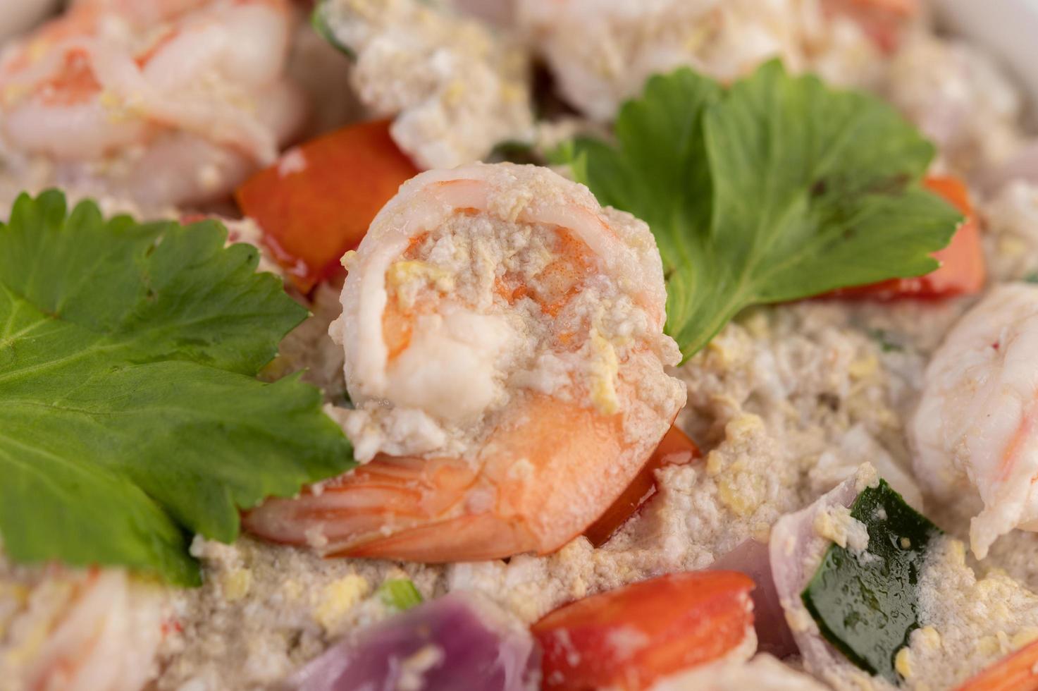 insalata di gamberi con pomodoro e cipolla foto