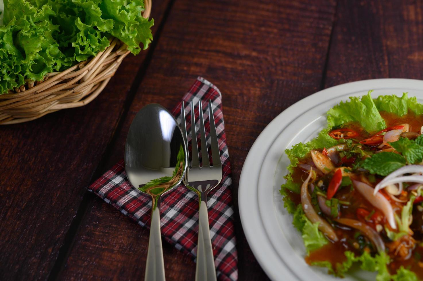 primo piano se insalata e utensili foto