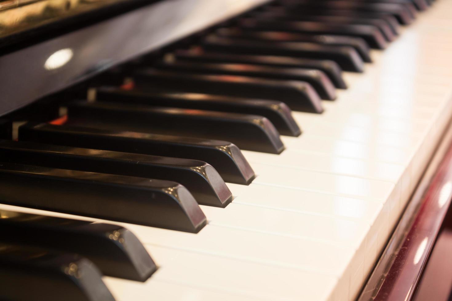 primo piano dei tasti su un pianoforte all'interno foto