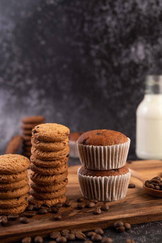 muffin e biscotti appena sfornati alla banana foto