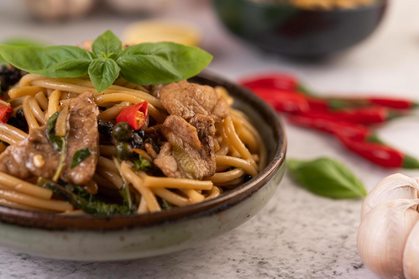 soffriggere gli spaghetti e il maiale foto