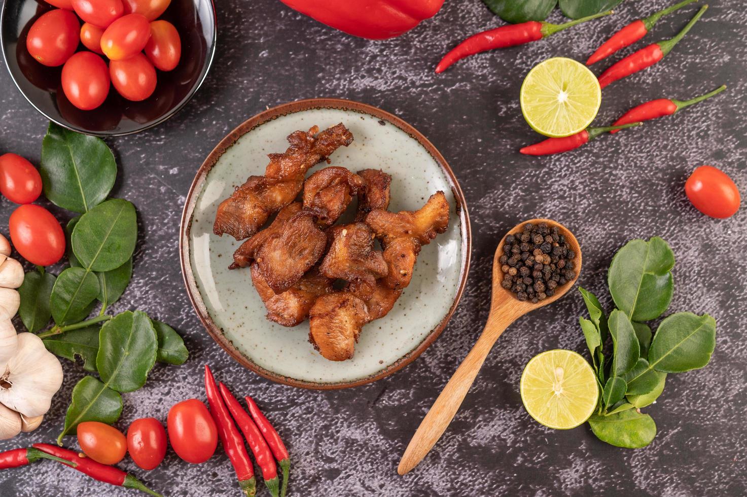 cotoletta di maiale con peperoncini e aglio foto