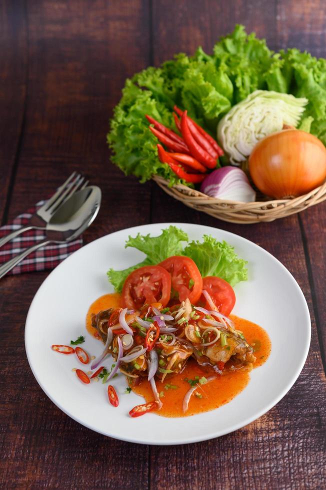 insalata piccante con sarde in salsa di pomodoro foto