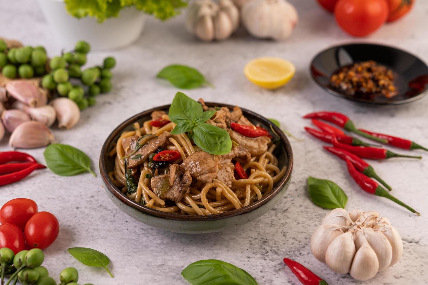 soffriggere gli spaghetti e il maiale foto