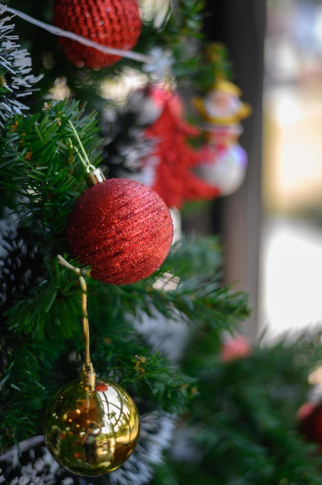 primo piano di un ornamento albero di Natale rosso foto