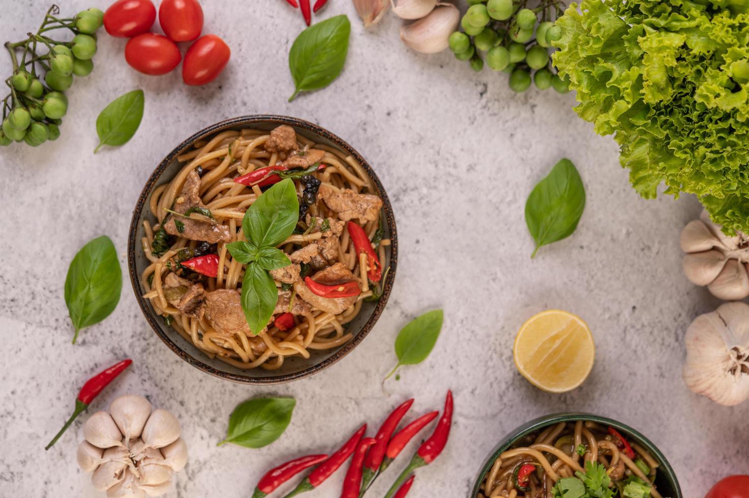 soffriggere gli spaghetti e il maiale foto