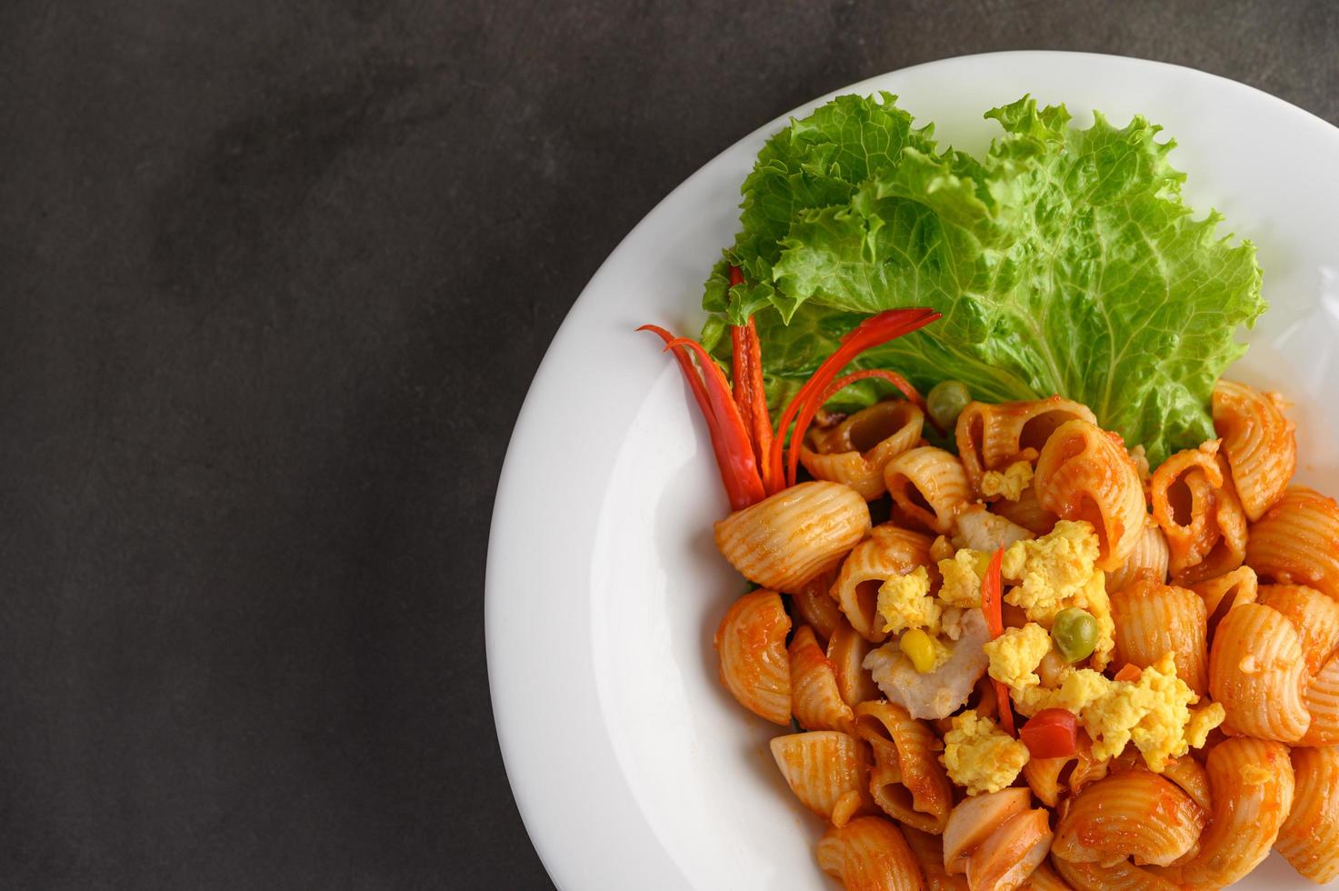 mescolare i maccheroni fritti con i pomodori foto