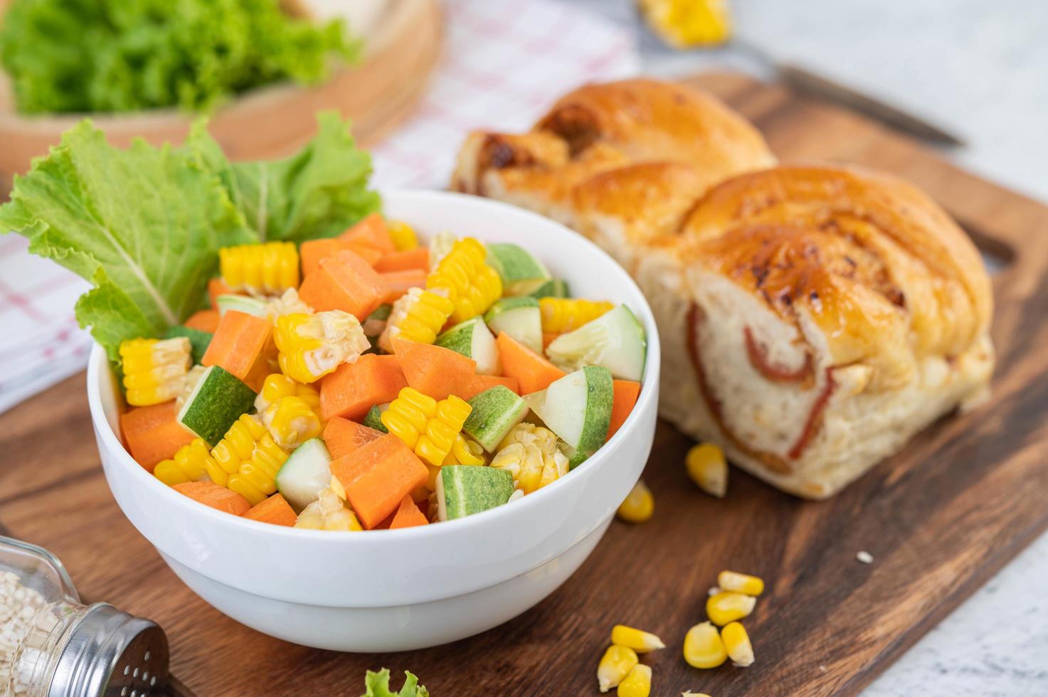 insalata di cetrioli, mais, carote e lattuga foto