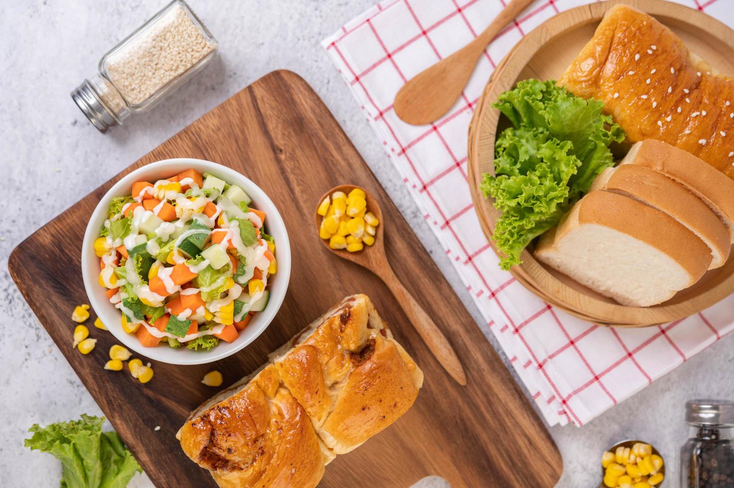 insalata di cetrioli, mais, carote e lattuga foto