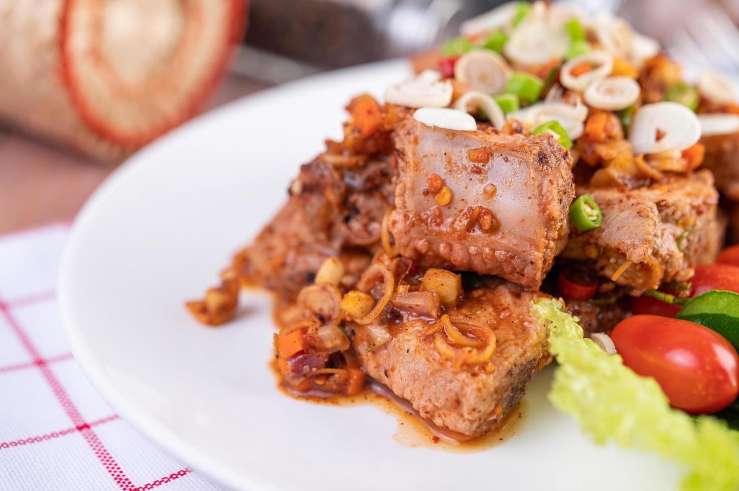 carne di maiale piccante tritata con pomodori foto