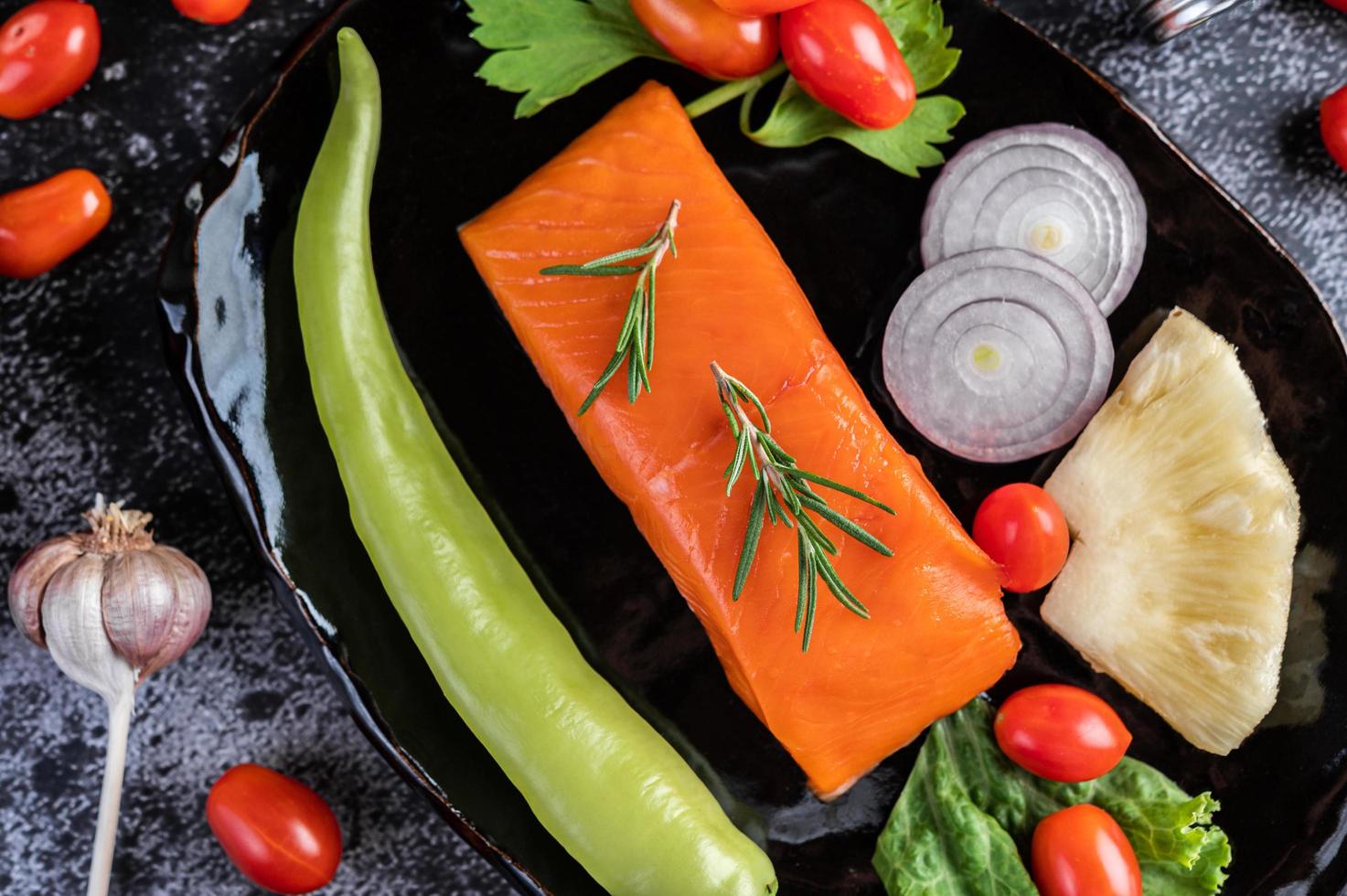 filetto di salmone crudo con pepe, kiwi, ananas e rosmarino foto