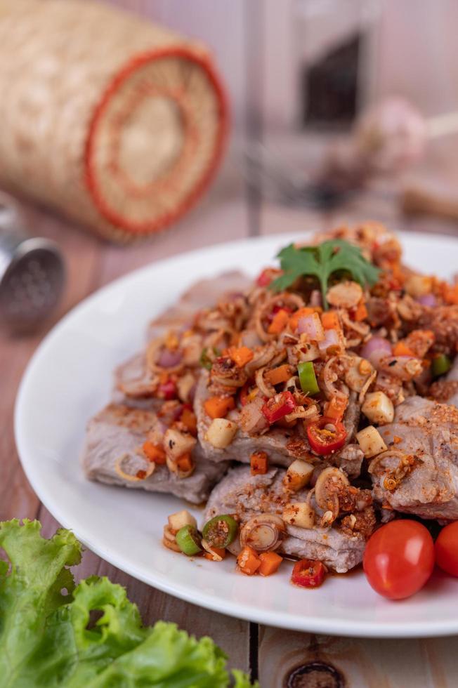 carne di maiale piccante tritata con pomodori foto