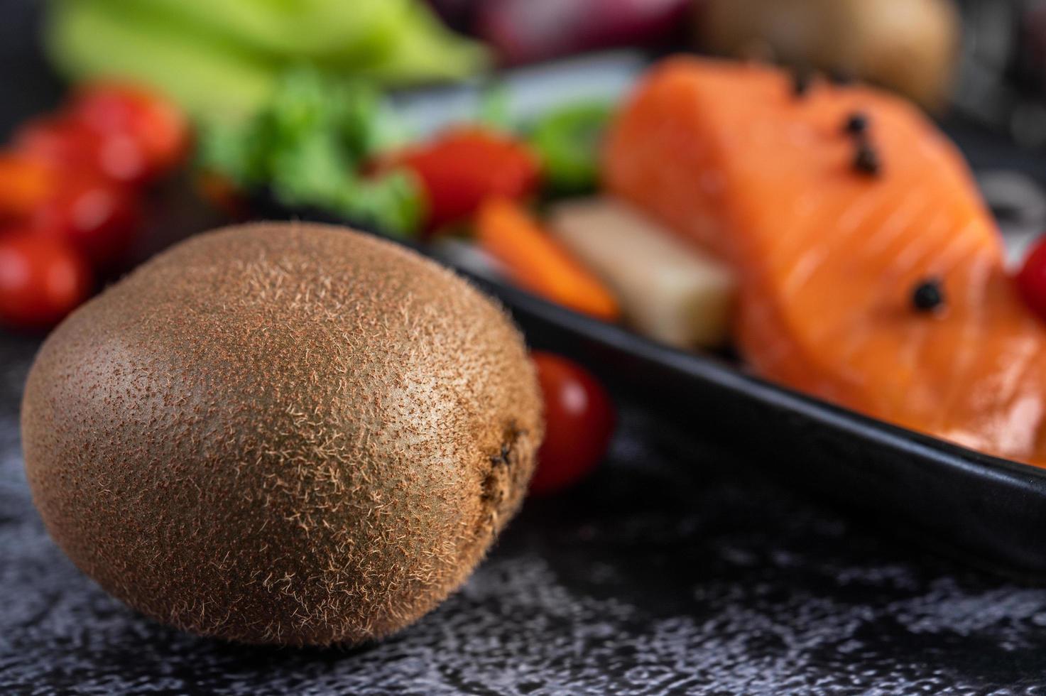 filetto di salmone crudo con pepe, kiwi, ananas e rosmarino foto