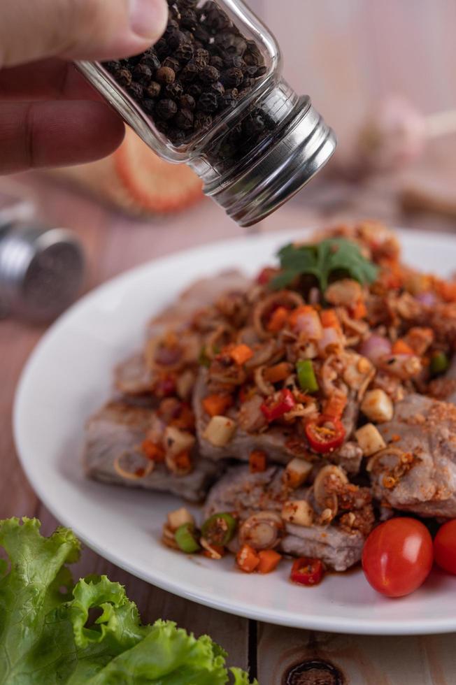 carne di maiale piccante tritata con pomodori foto