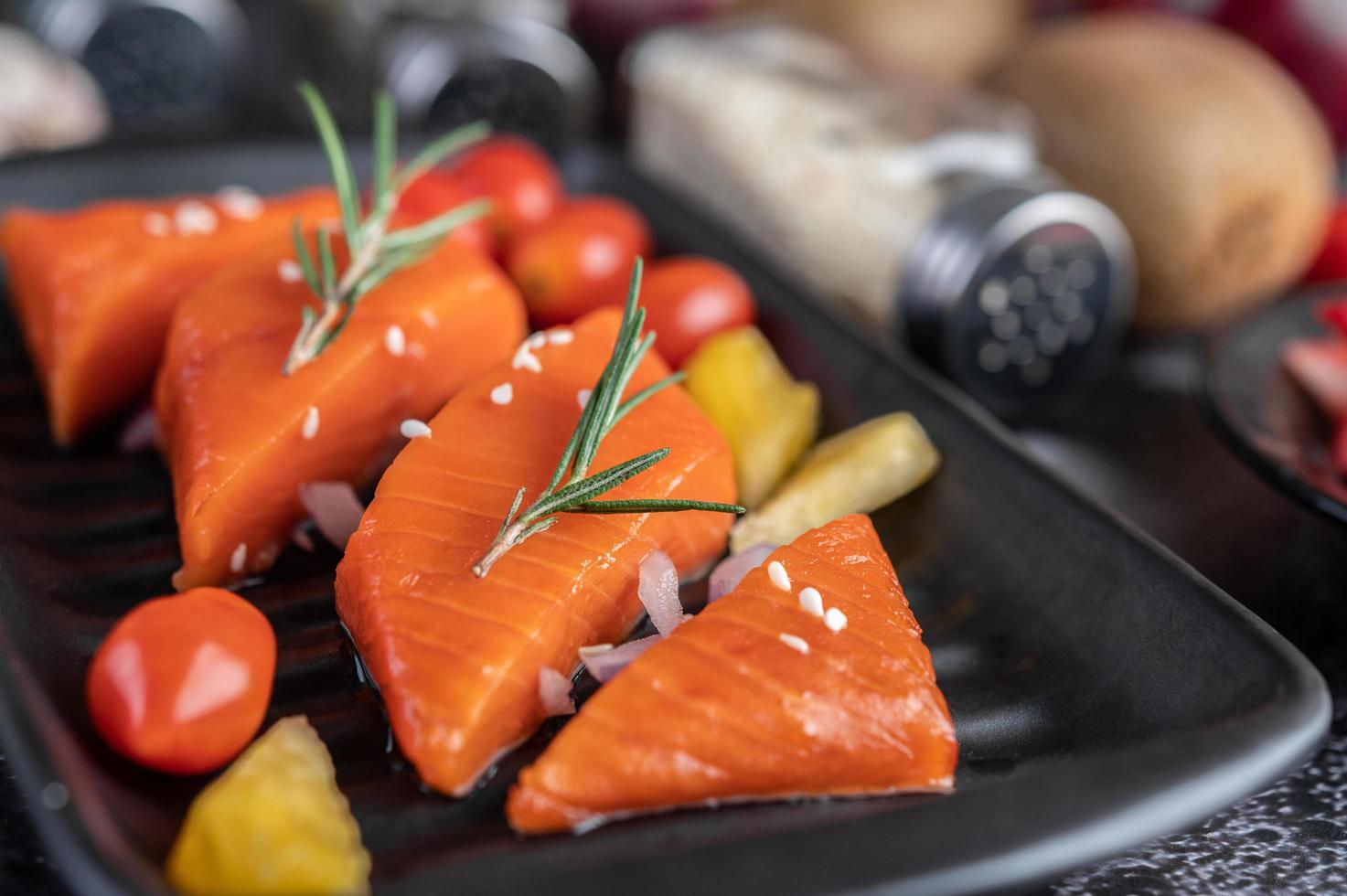 filetto di salmone crudo con pepe, kiwi, ananas e rosmarino foto