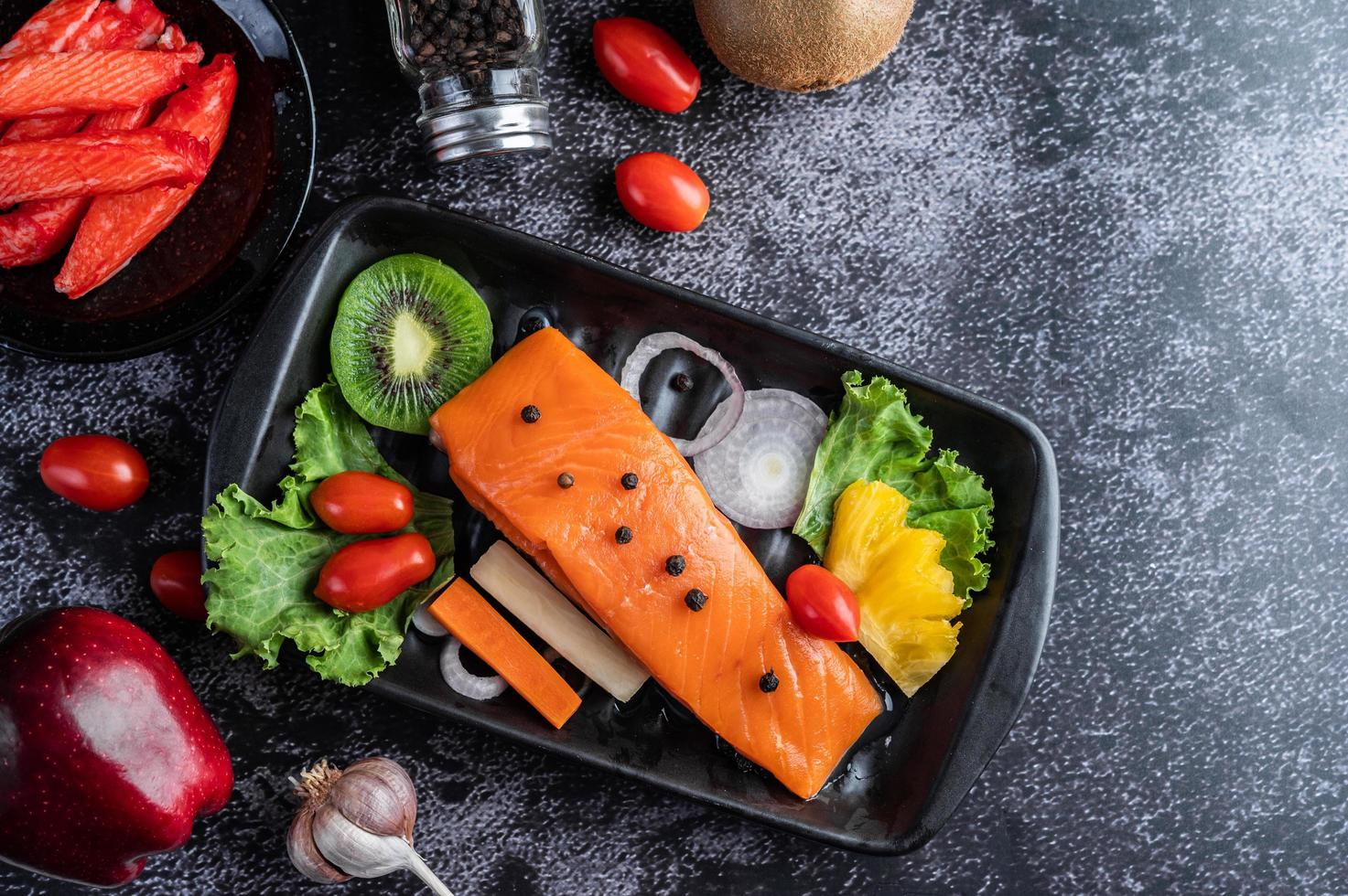 filetto di salmone crudo con pepe, kiwi, ananas e rosmarino foto