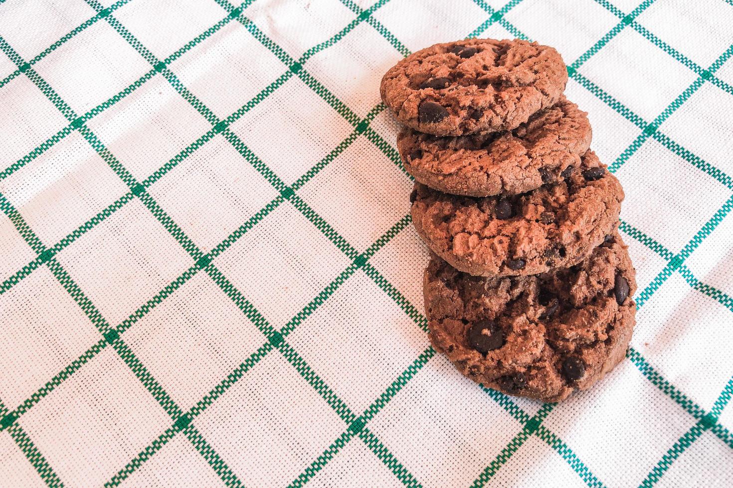 biscotti al cioccolato su uno sfondo di stoffa foto