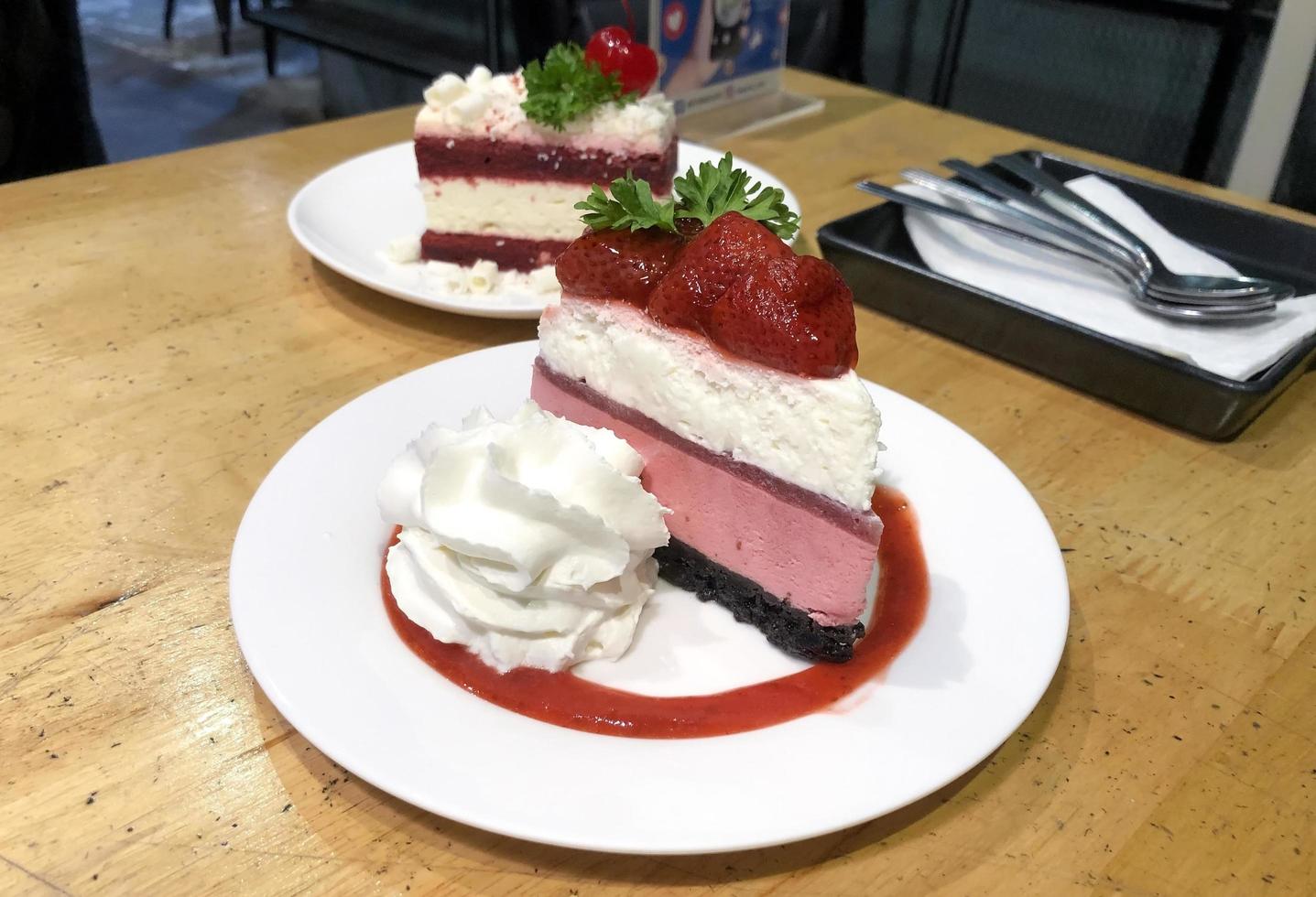 torte alla fragola sui piatti foto