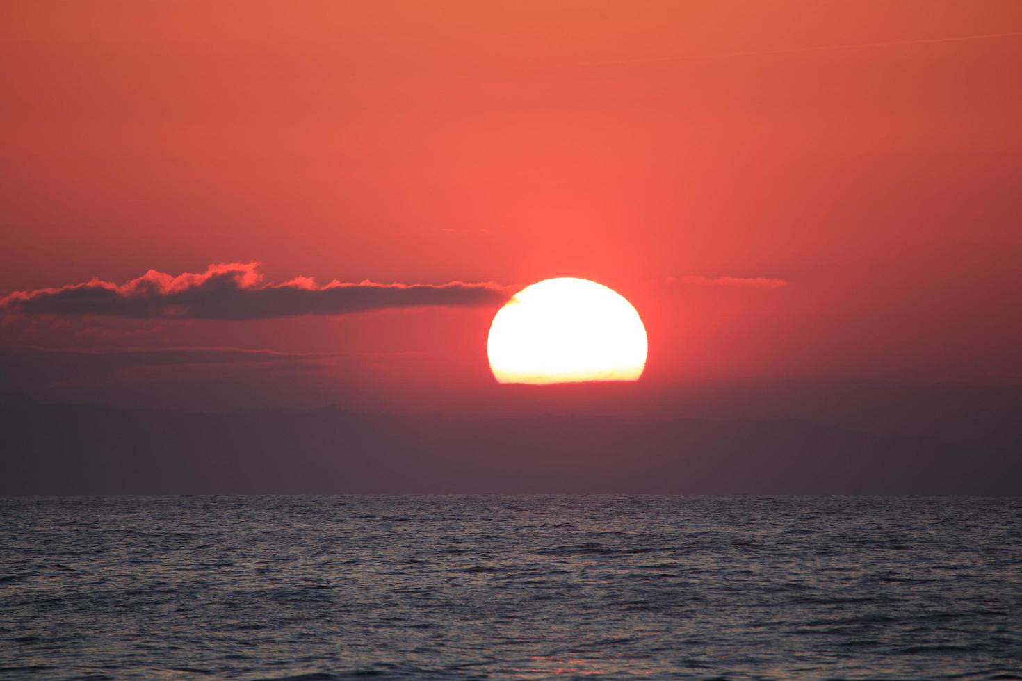 un bel tramonto sulla spiaggia foto