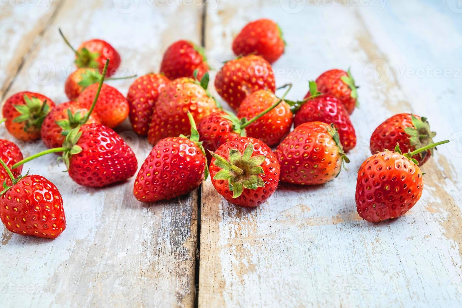 fragole fresche su un tavolo di legno foto