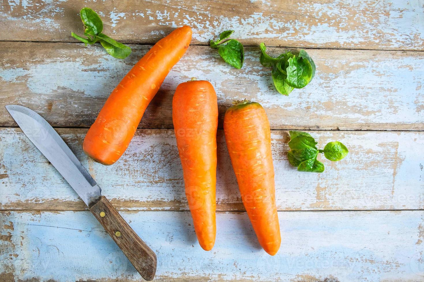 carote con un coltello foto